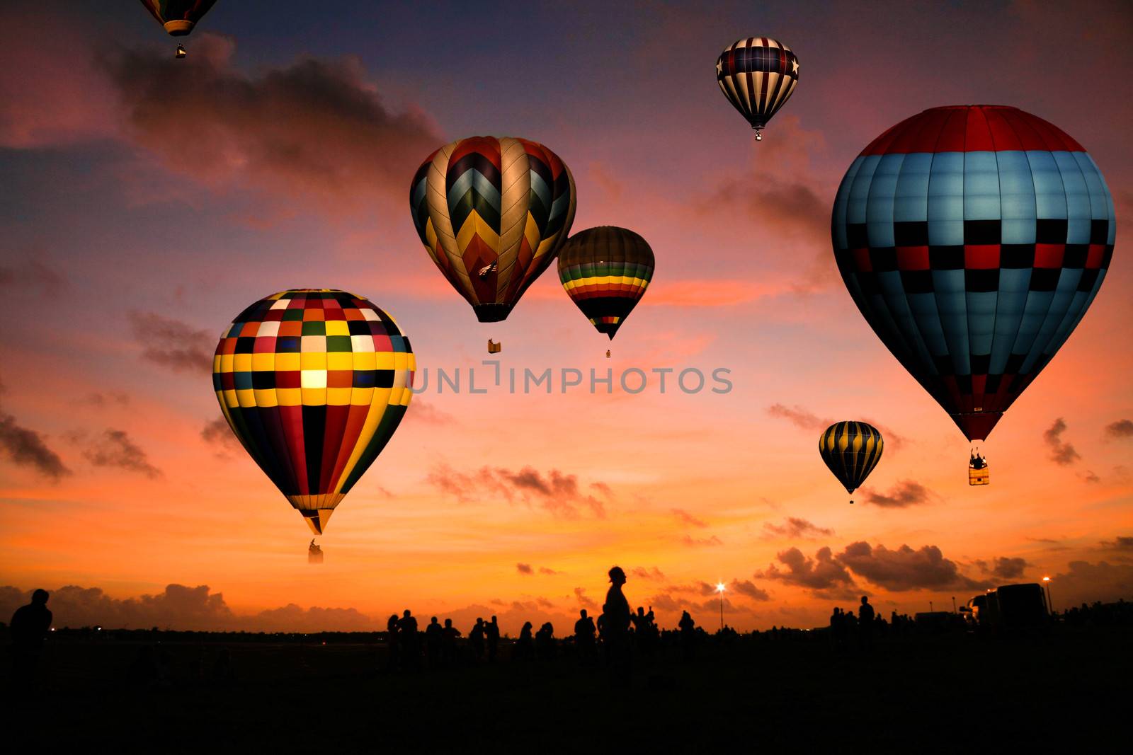 Balloon race at sunrise by CelsoDiniz