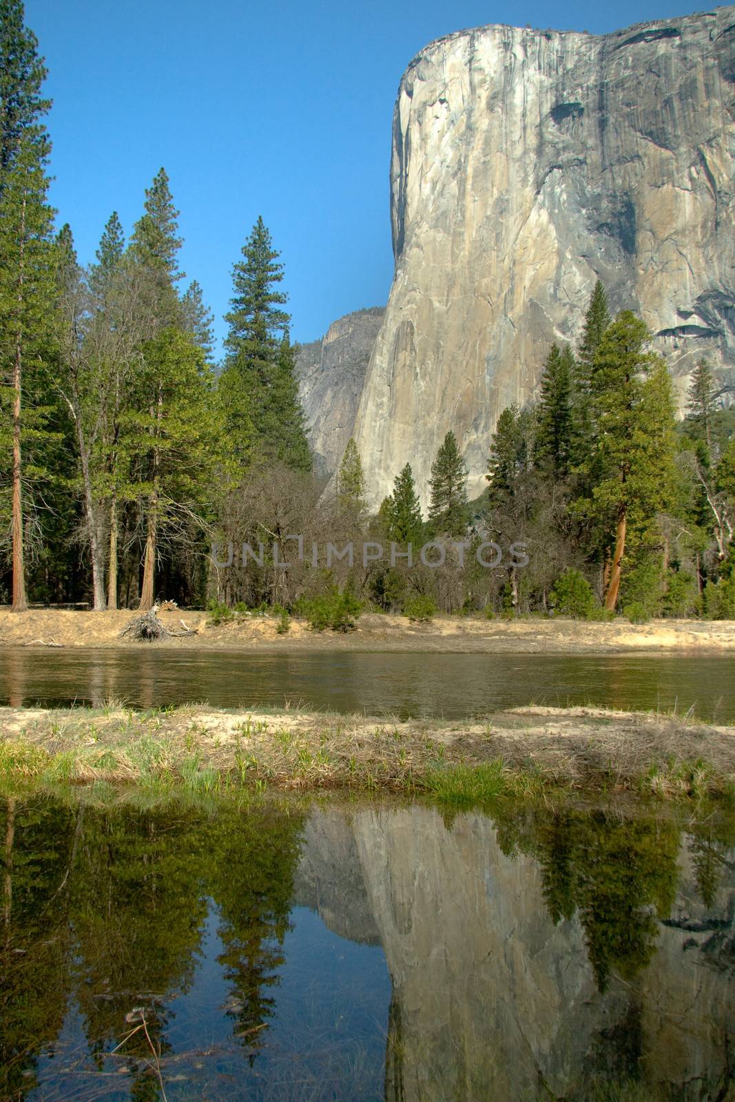 The El Capitan, the largest known exposed block of granite in the world, sitting right there at the entrance of the Yosemite Valley.