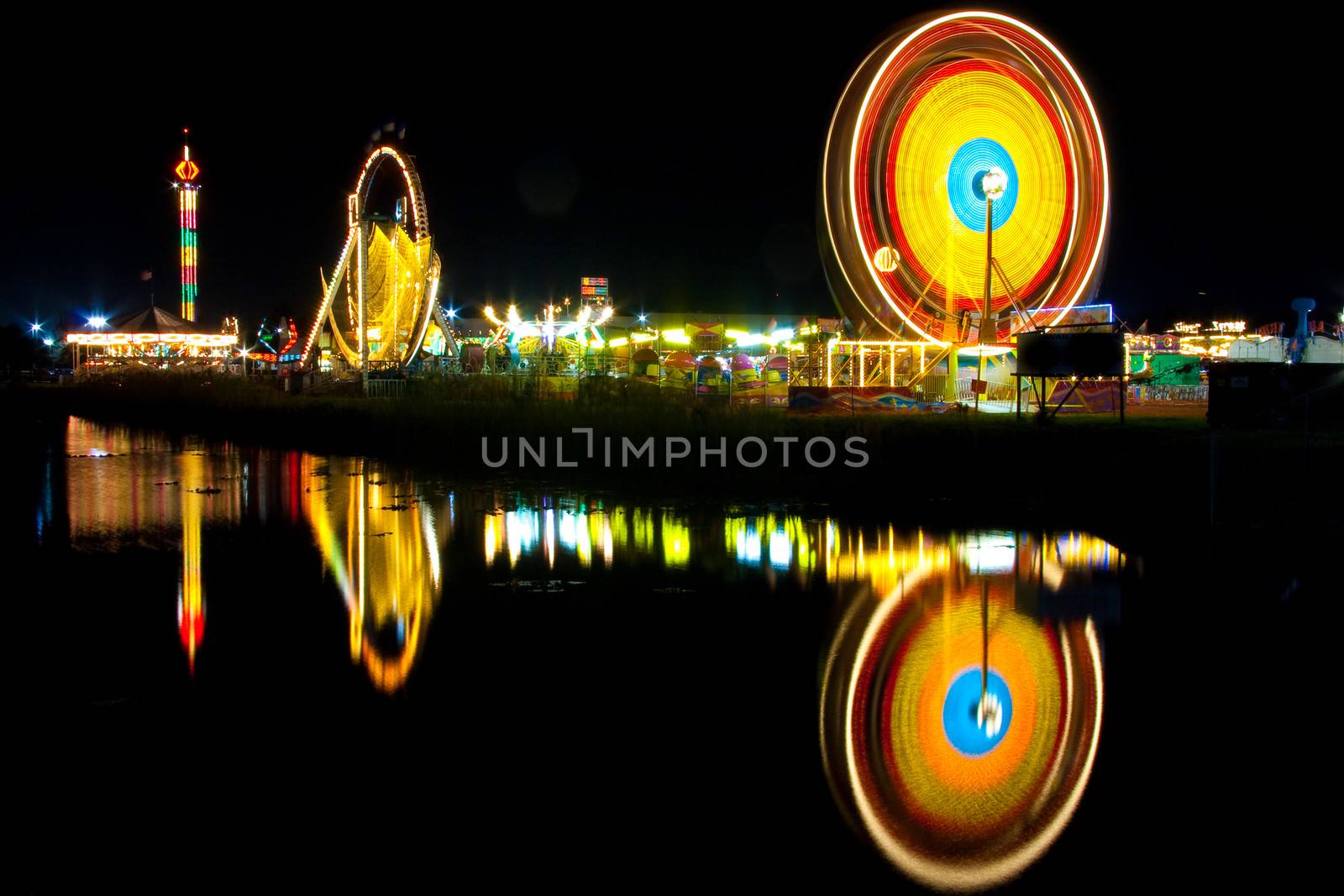 Ferris wheel at night by CelsoDiniz