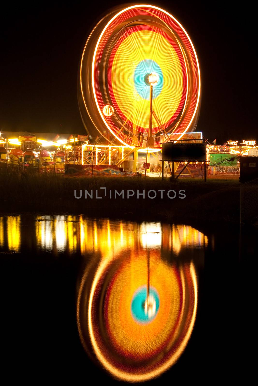 Ferris wheel at night by CelsoDiniz