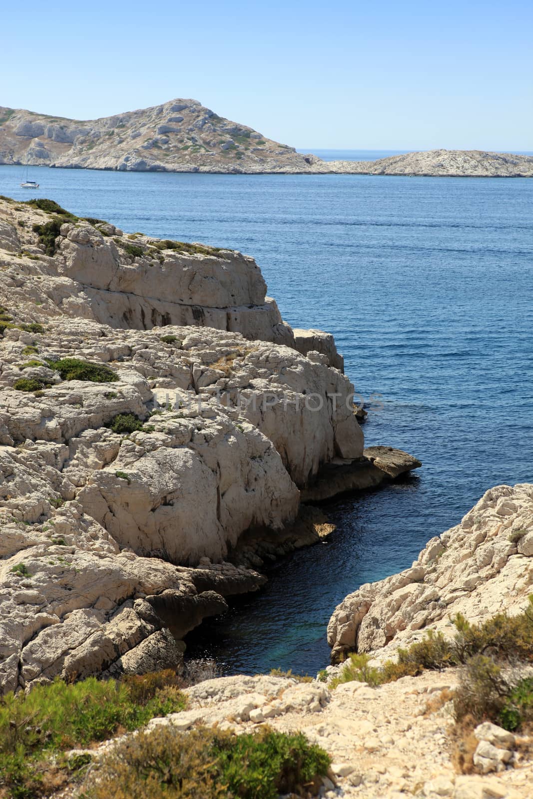 Rocky coastal view by phovoir