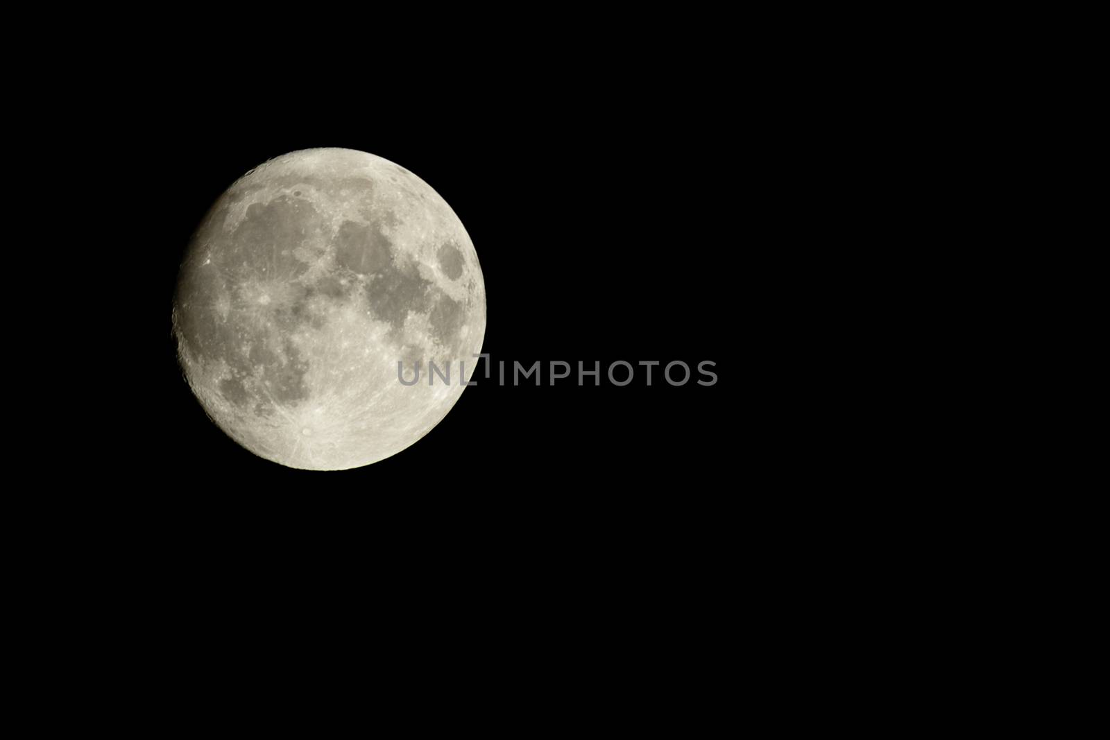 Full moon in the sky by CelsoDiniz