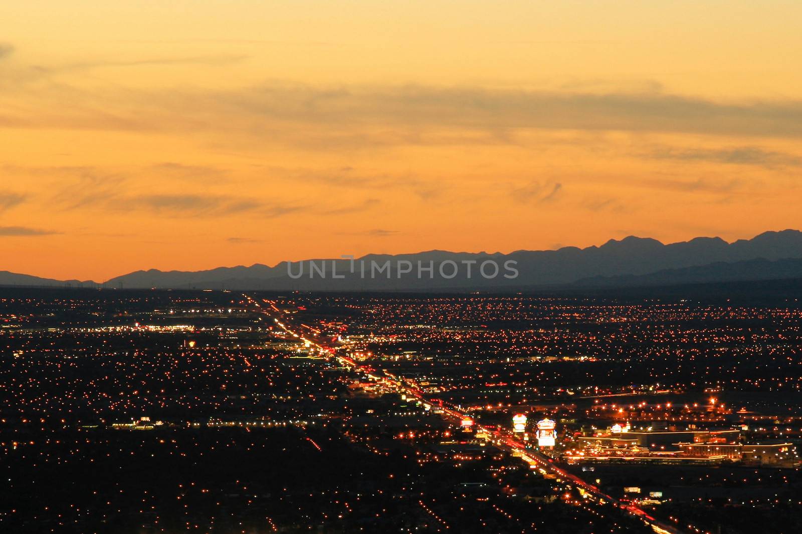 Las Vegas city at night by CelsoDiniz