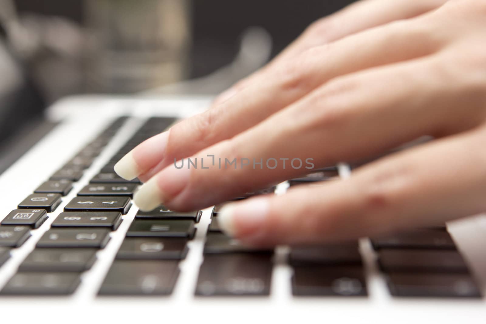 hands from a woman on a keyboard 