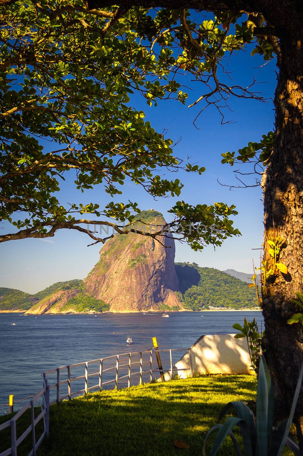 Fort at the waterfront with Sugarloaf Mountain in the background, Guanabara Bay, Rio De Janeiro, Brazil