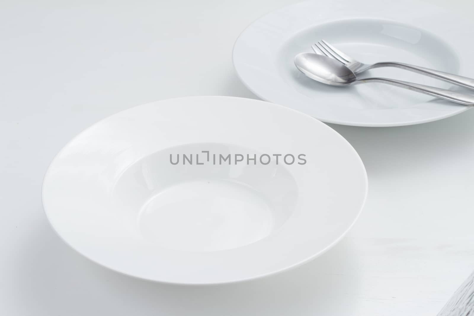 empty plateon white