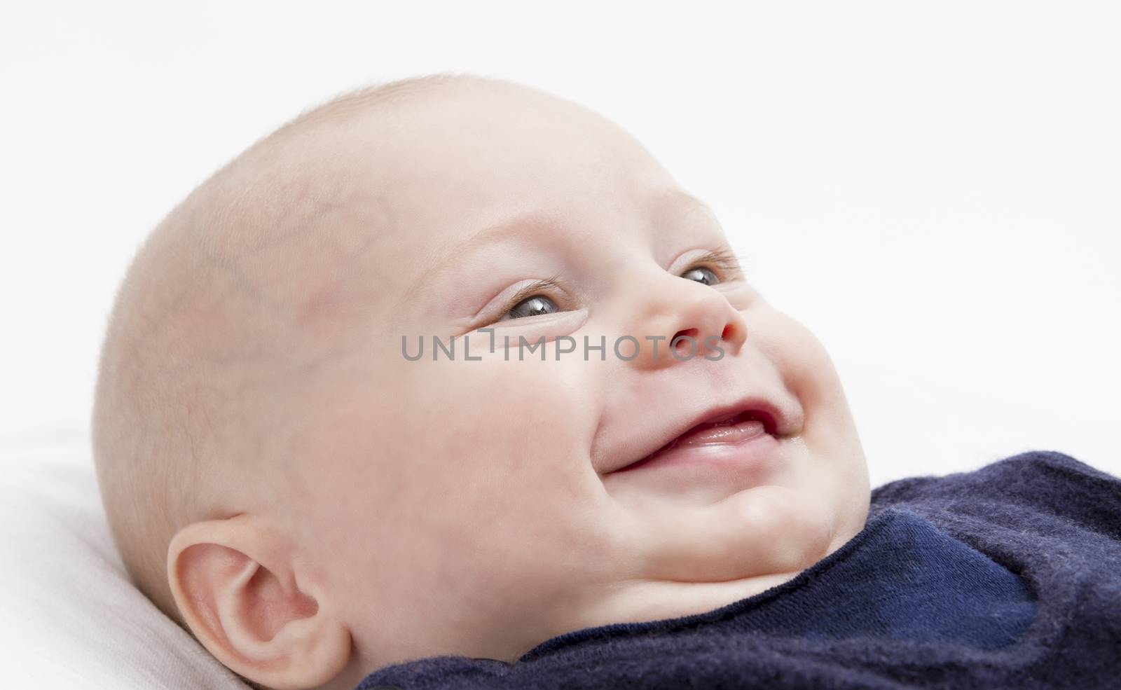 smiling toddler by gewoldi