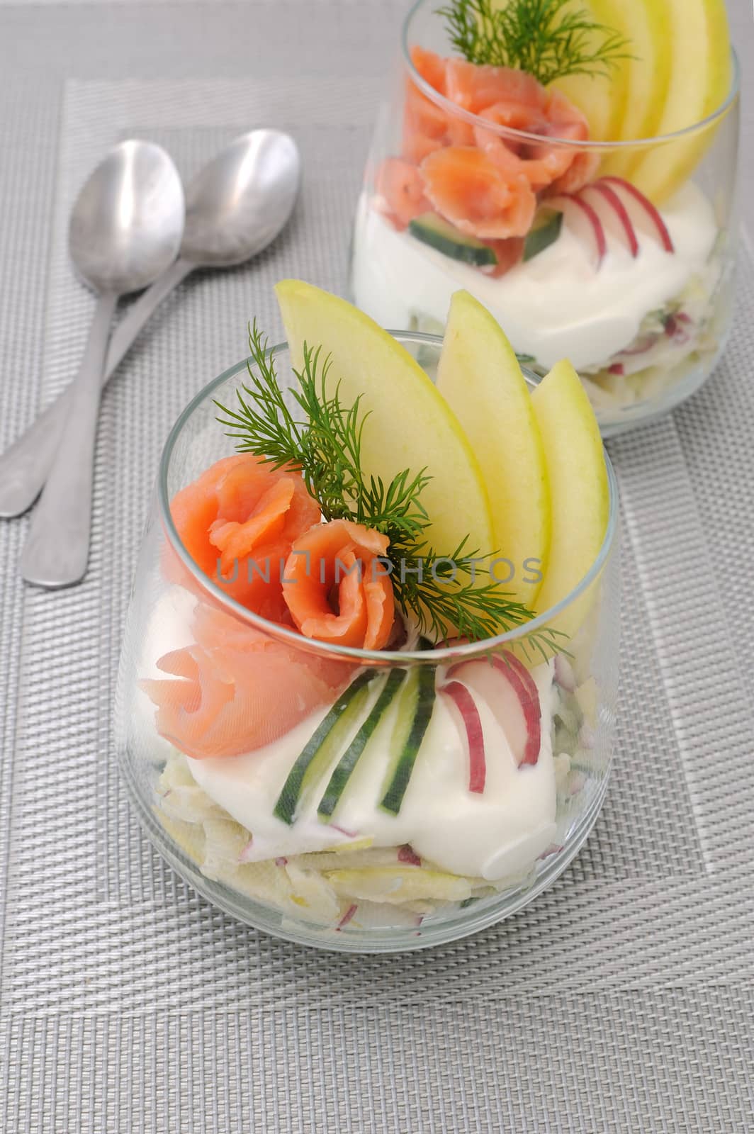 Verrin with apple, cucumber and radish for yogurt and smoked salmon