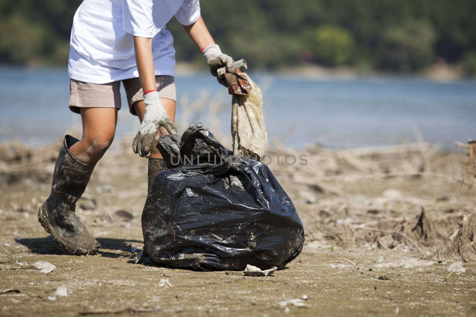 Women volunteer cleaning the environment