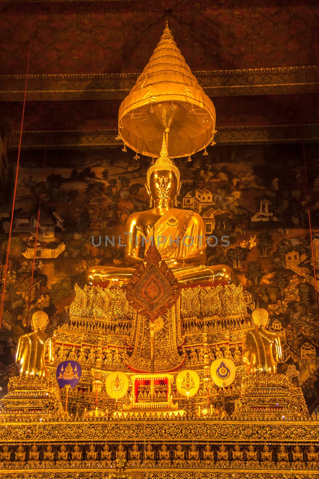 Buddha Statues in wat pho, bangkok, thailand  by kasto
