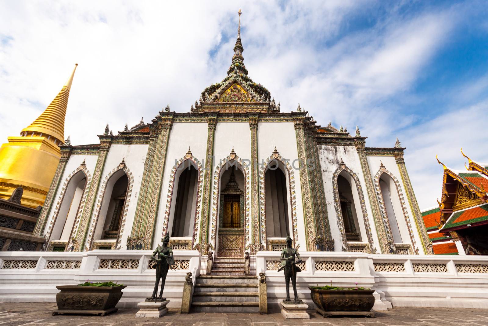 The Wat Phra Kaew- Temple of the Emerald Buddha by kasto