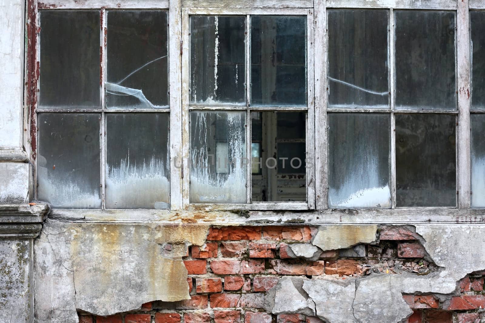 Broken window at the wall by dedmorozz