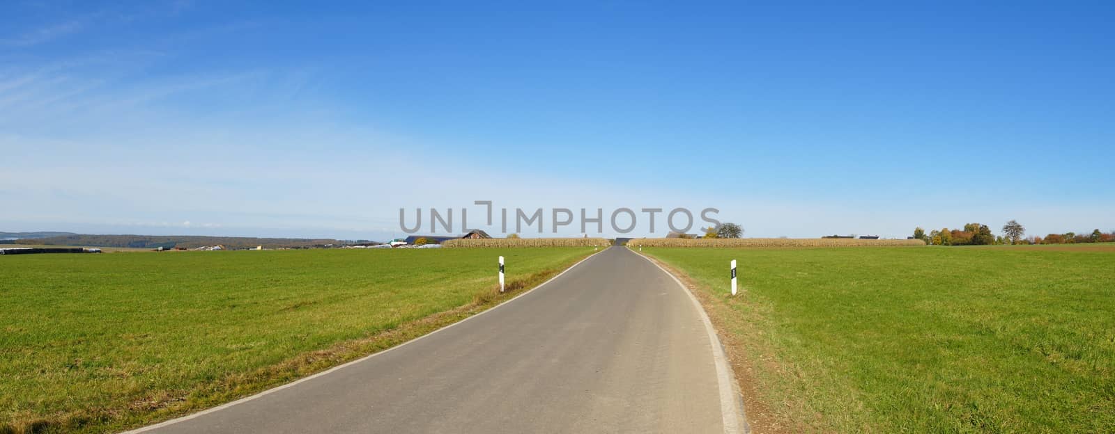 Felder und Landstrasse Panorama