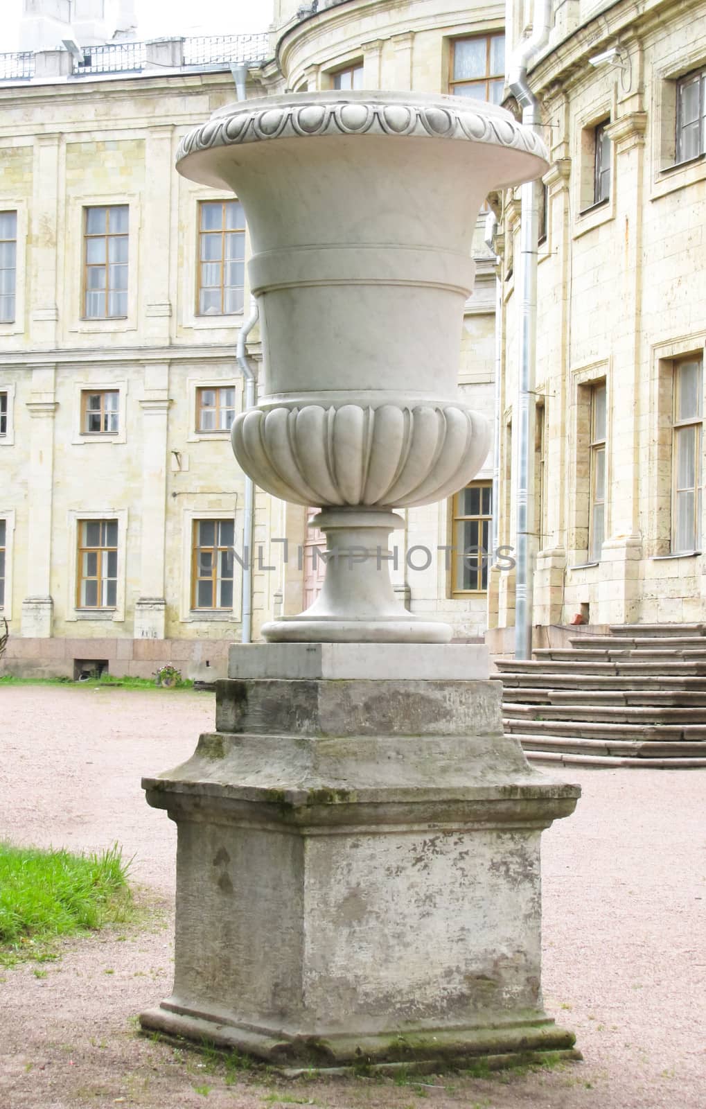 vase on the pedestal of the statue in the courtyard of the palace