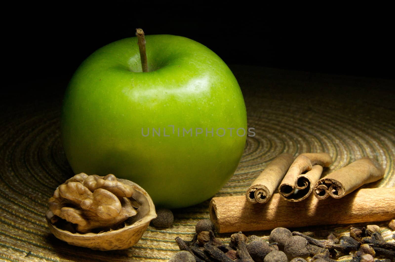 Green apple, cinnamon and walnut by anderm