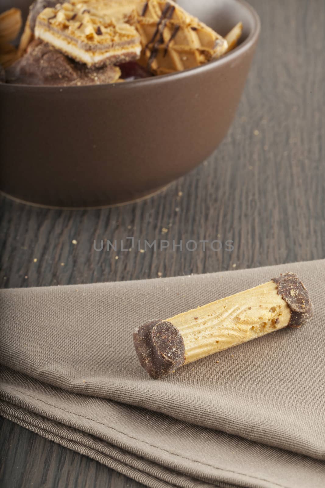 Chocolate biscuit over a towel, with other biscuits on the back