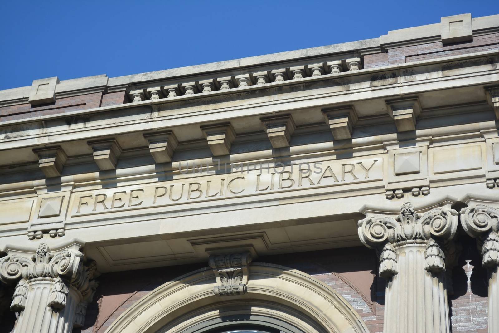 Exterior view a free public library building.