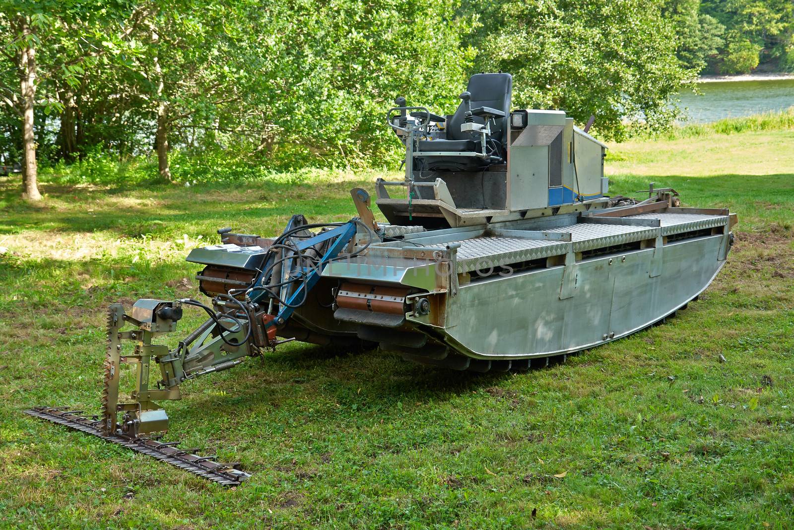 Amphibious vehicle with cutter trimmer for work in rivers and lakes                               