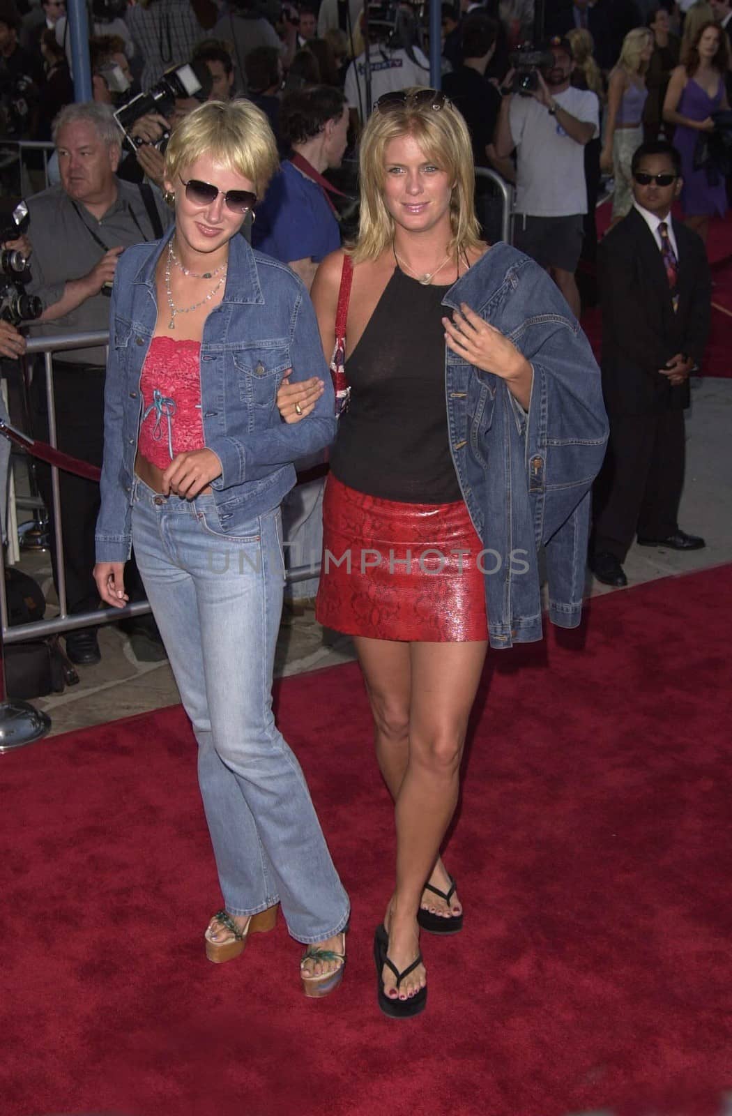 Kim Stewart and Rachel Hunter at the premiere of Warner Brother's "The Perfect Storm" in Westwood, 06-26-00