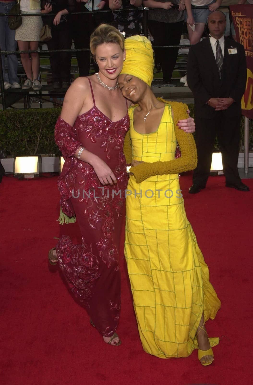 Charlize Theron and Erykah Badu at the 6th Annual Screen Actors Guild Awards, Shrine Auditorium, 03-12-00