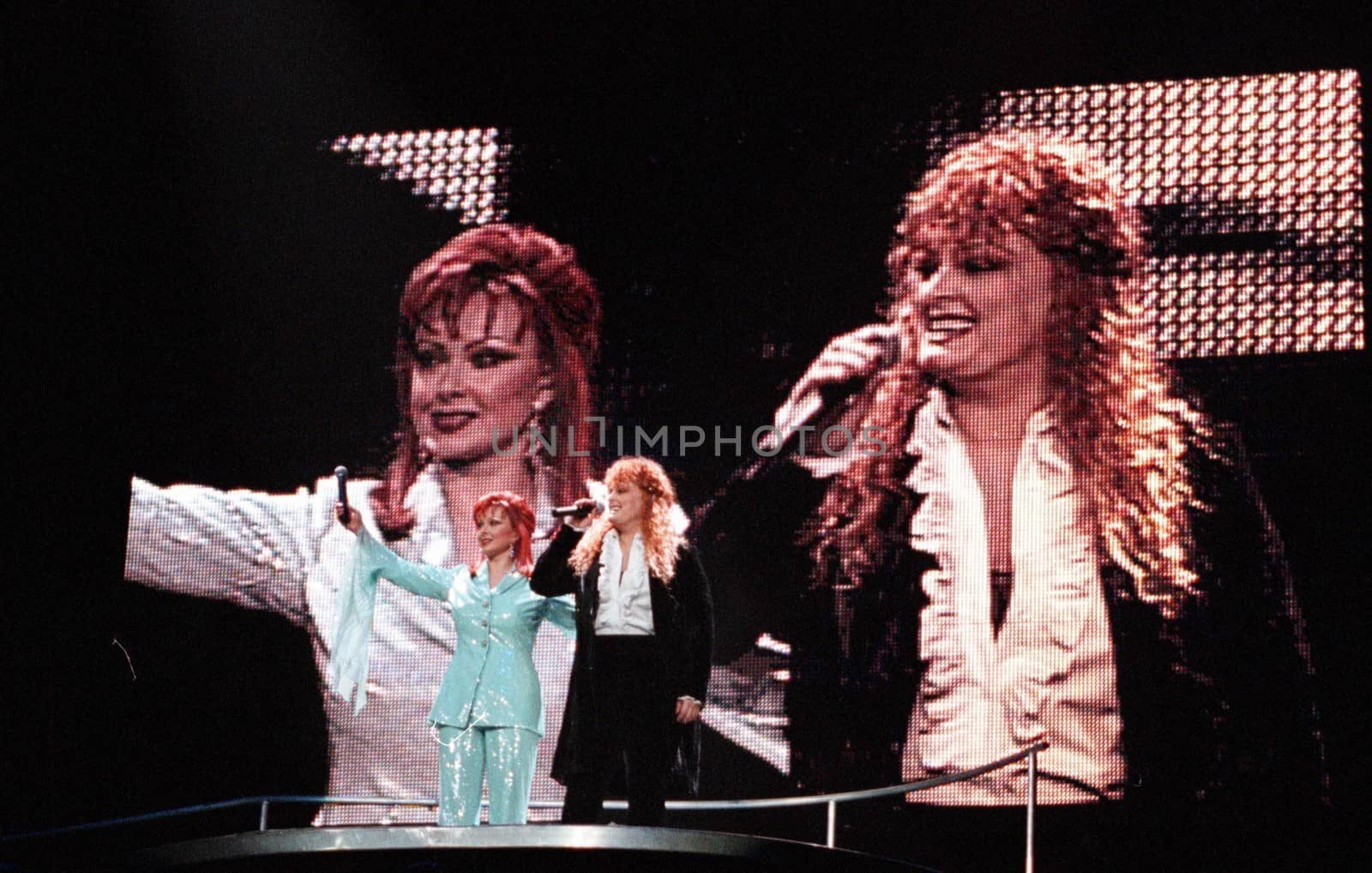 Naomi and Wynona Judd in concert at the Anaheim Pond, 03-02-00