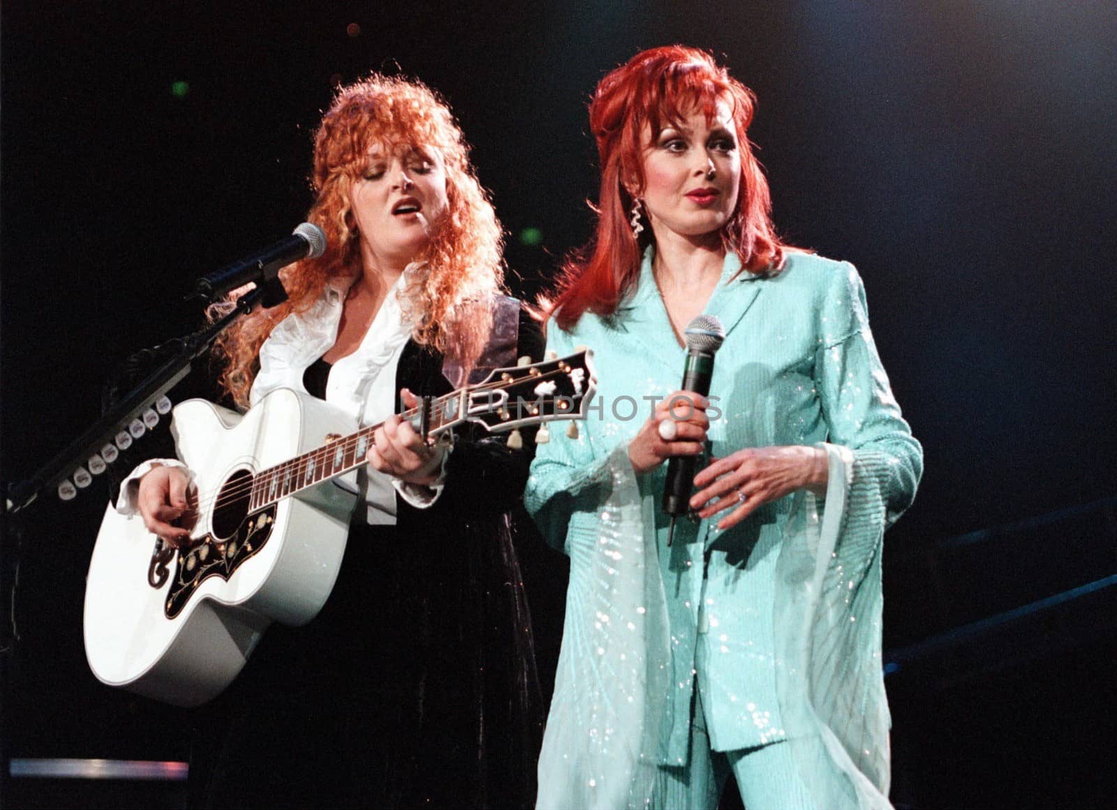 Wynona and Naomi Judd in concert at the Anaheim Pond, 03-02-00