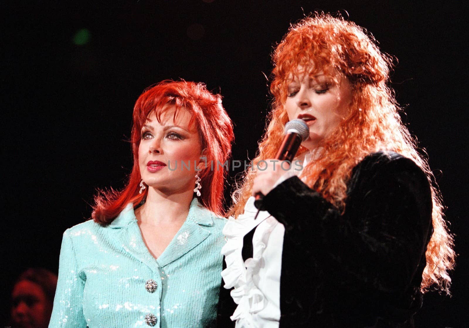 Naomi and Wynona Judd in concert at the Anaheim Pond, 03-02-00