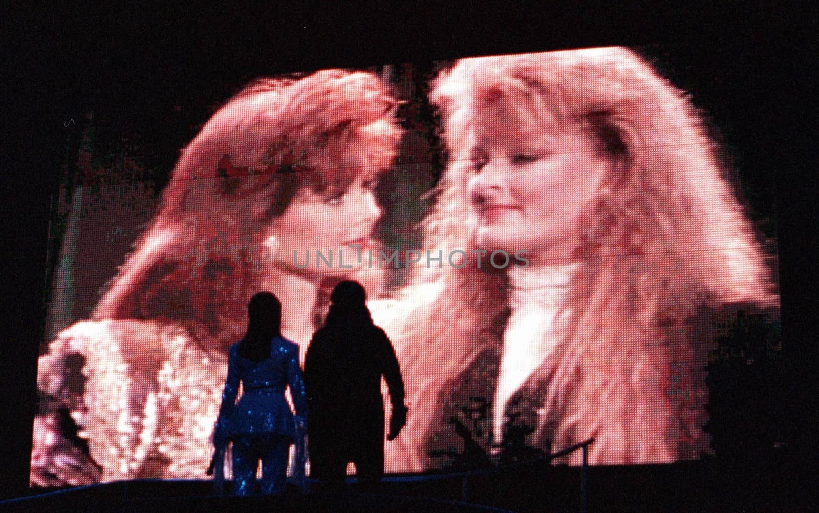 Naomi and Wynona Judd in concert at the Anaheim Pond, 03-02-00