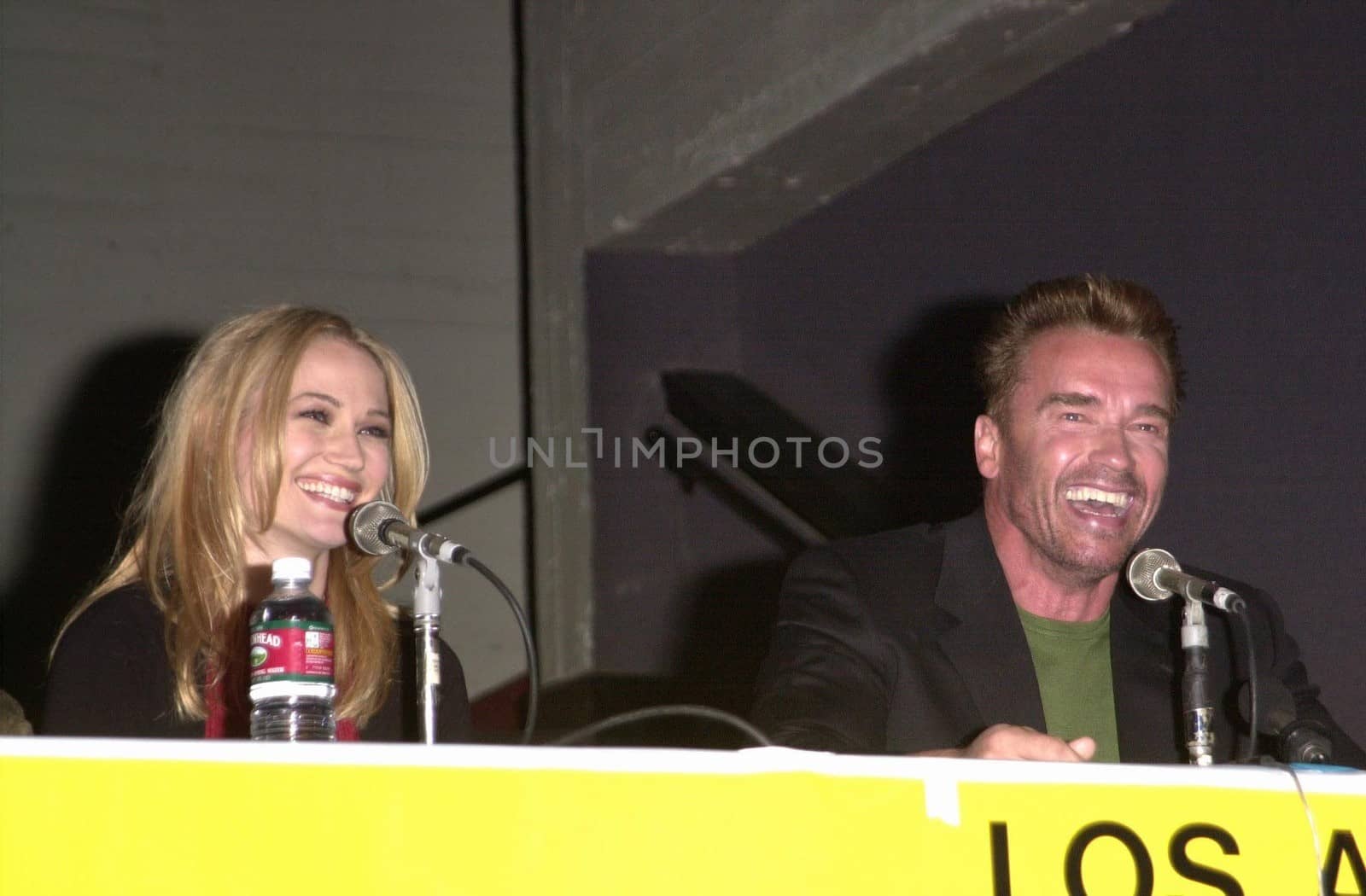 Arnold Schwarzenegger and Sarah Wynter at the L.A. Comic Book Convention to promote the film "The 6th Day," 11-12-00