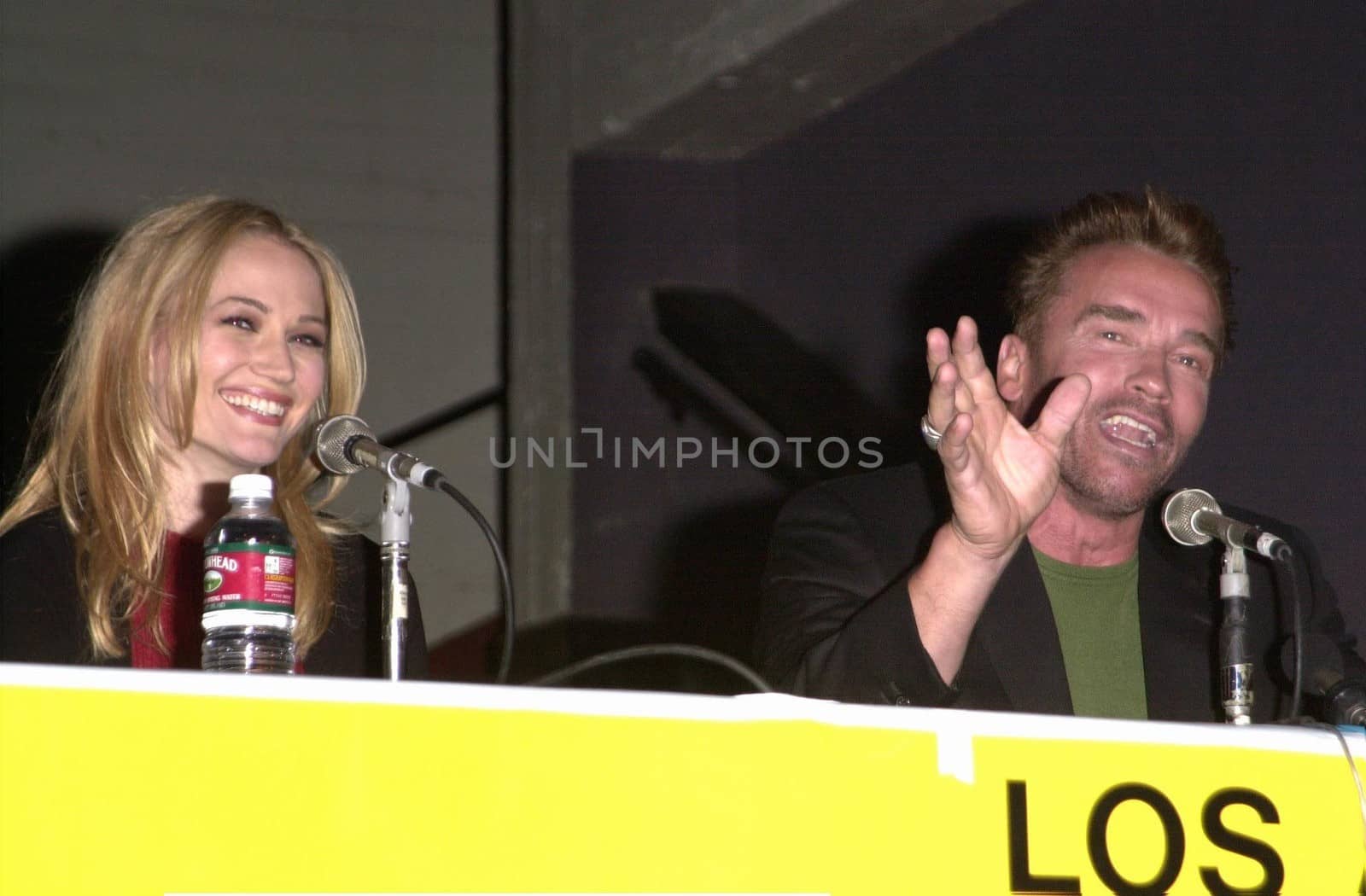 Arnold Schwarzenegger and Sarah Wynter at the L.A. Comic Book Convention to promote the film "The 6th Day," 11-12-00