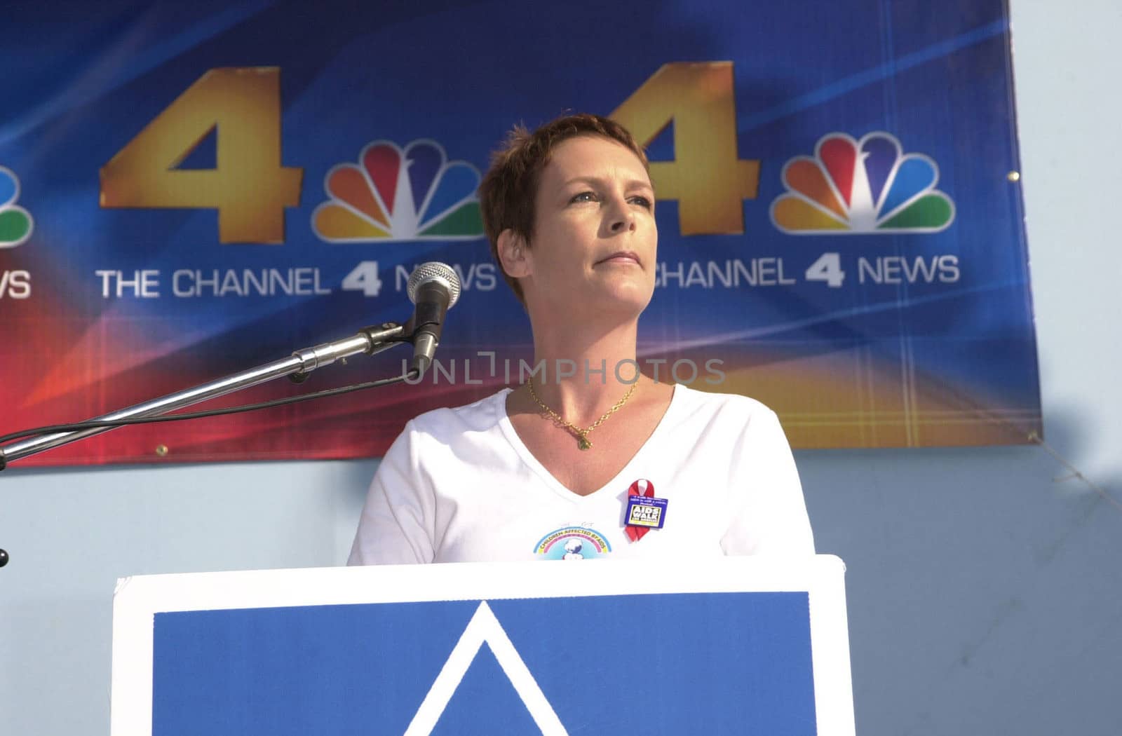 Jamie Lee Curtis at the 2000 AIDS Walk L.A., Paramount Studios, Hollywood, 10-14-00