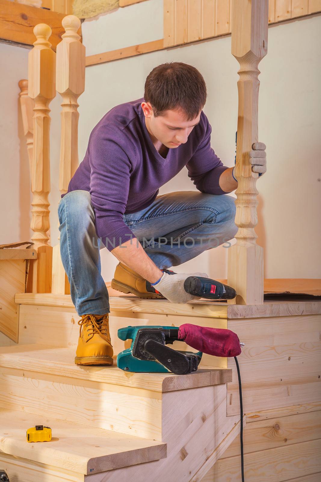 worker do mantage of ladder