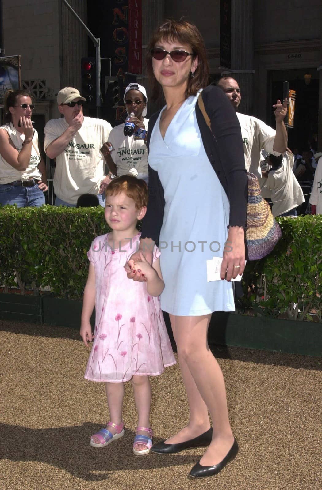 Elizabeth Pena and child at the premiere of Disney's "DINOSAUR" in Hollywood, 05-13-00
