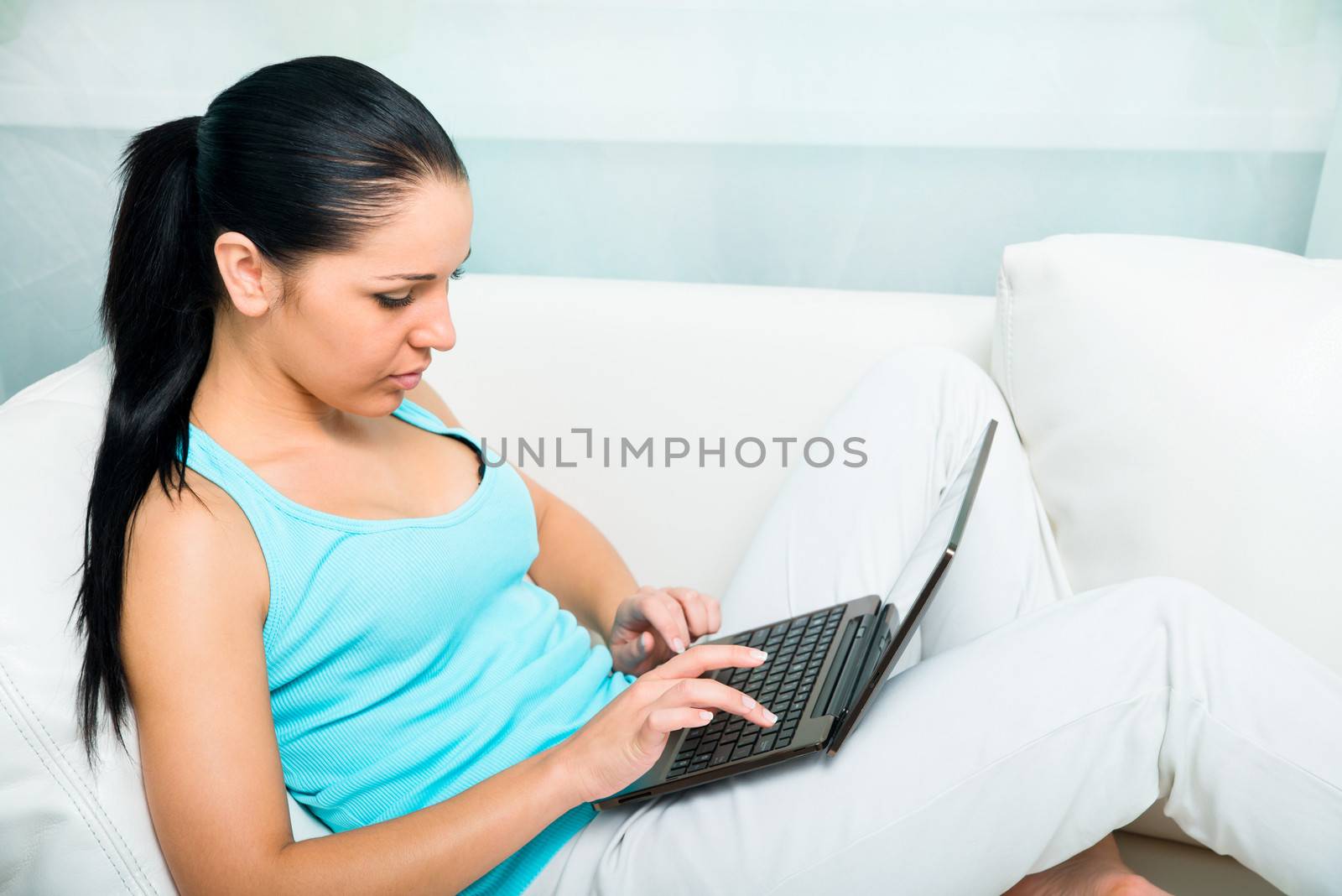 girl on the sofa with laptop