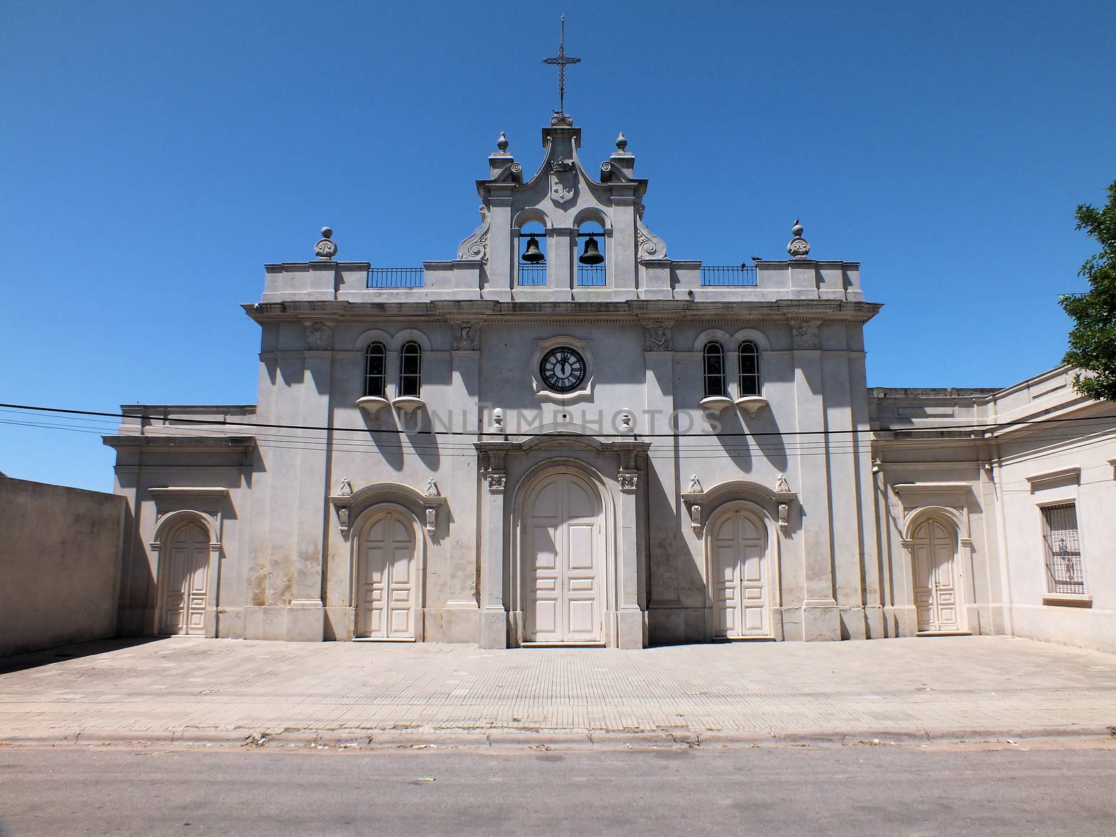 The town of Carmelo was founded with the construction of the first Templo del Carmen, which was first a simple adobe and straw construction. In 1830, a group of townsfolk began building the present church, with salvaged materials from the ancient Temple of Vipers in the Orphan Calera. The work culminated in 1848.