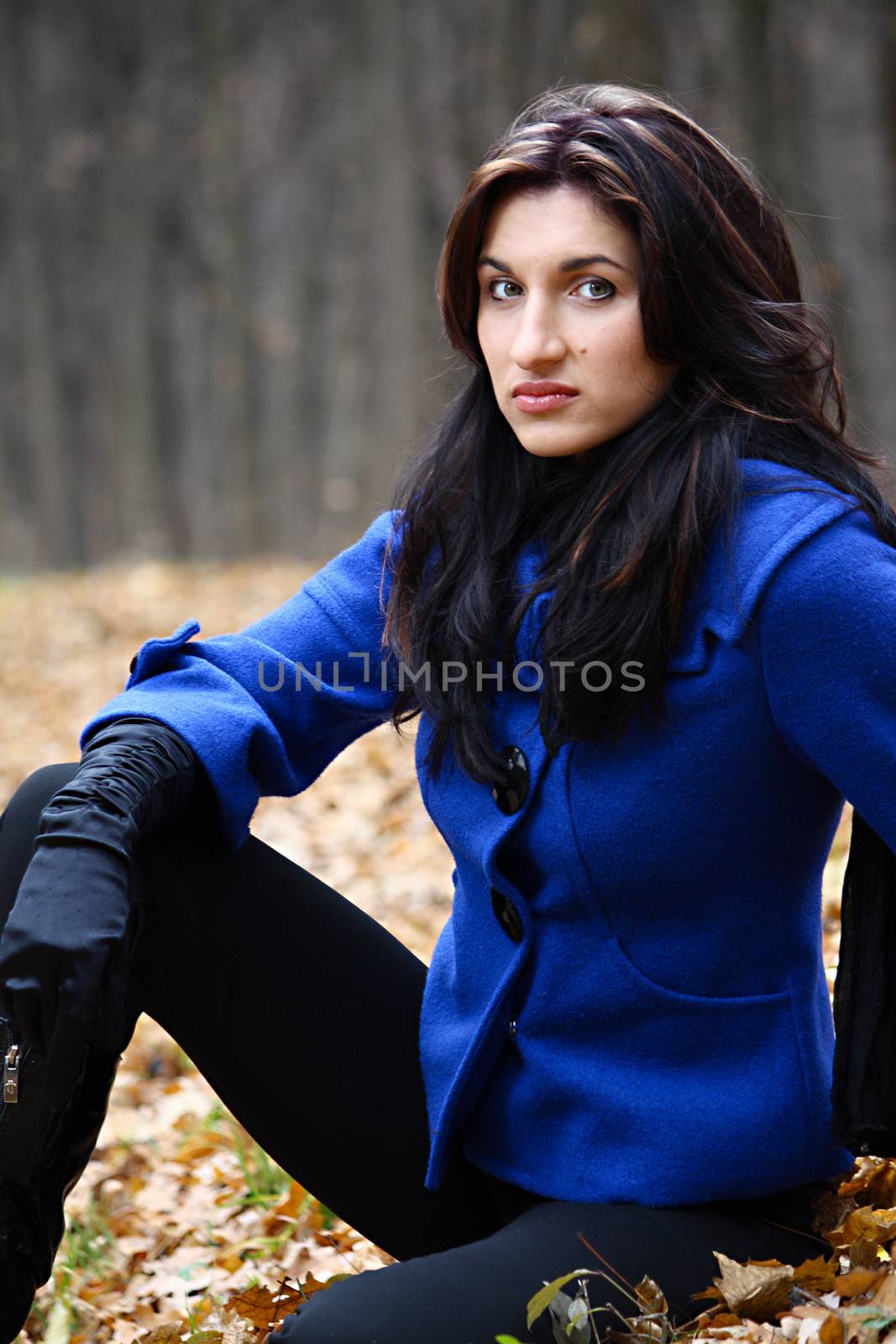 Young woman in the autumn park