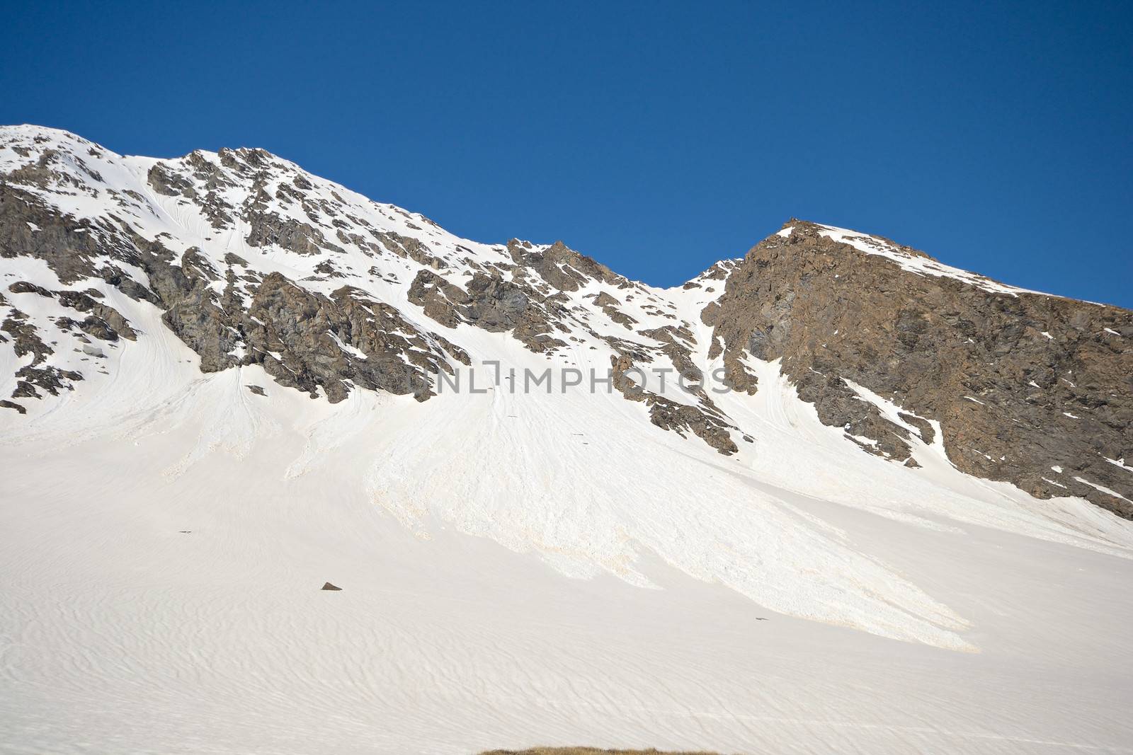 Spring avalanche fans caused by heat and snowdrift on the ridges at high altitude