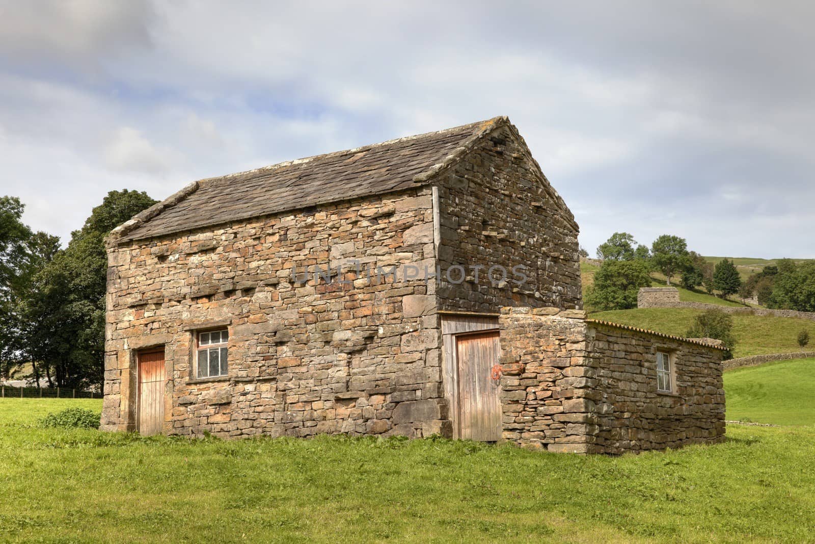 Field barn near the Yorkshire Dales village of Muker, Swaledale, Yorkshire, England.