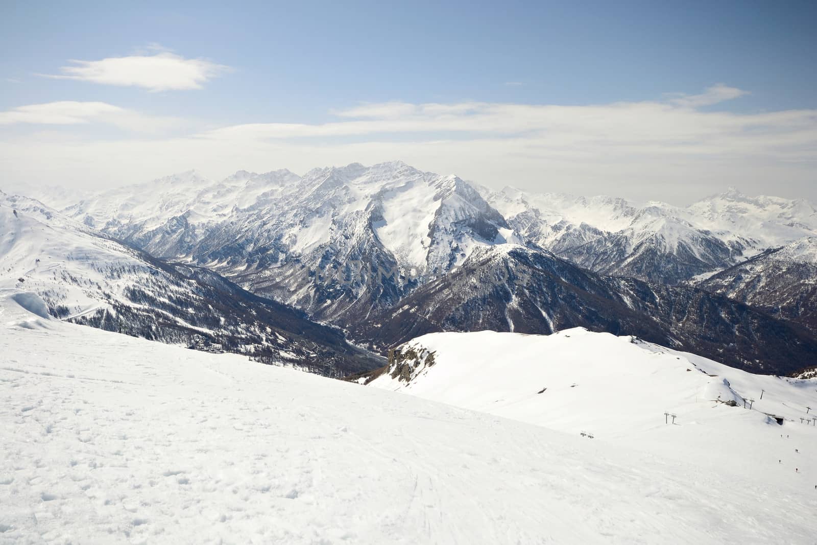 Alpine ski slope by fbxx