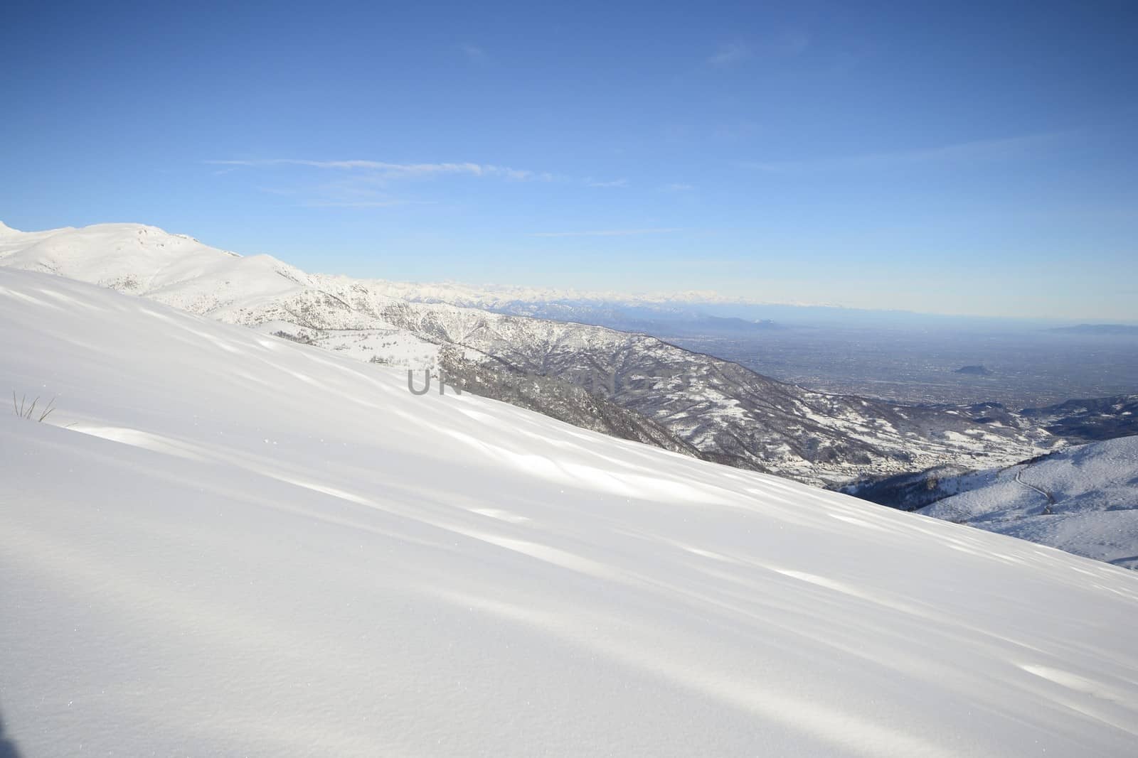 Snowy slope with superb panoramic view by fbxx