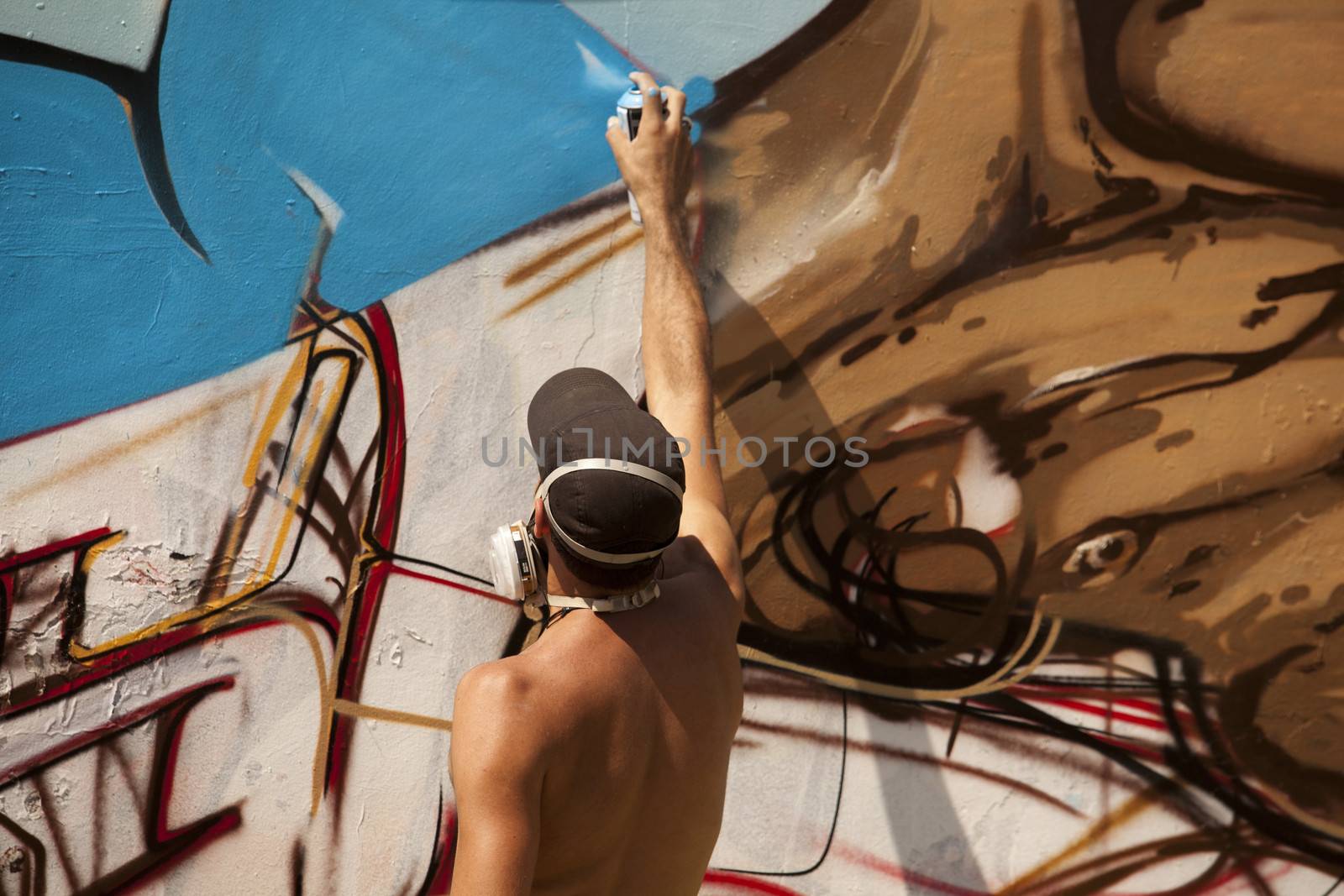 Graffiti artist by wellphoto