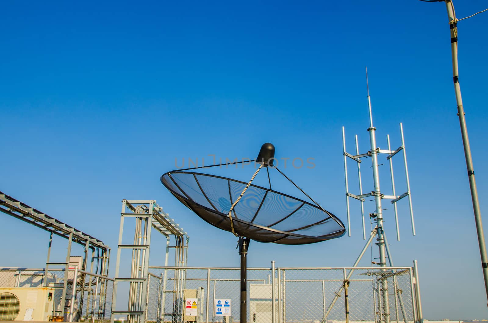 Sattelite disk antenna, broadcast comunication