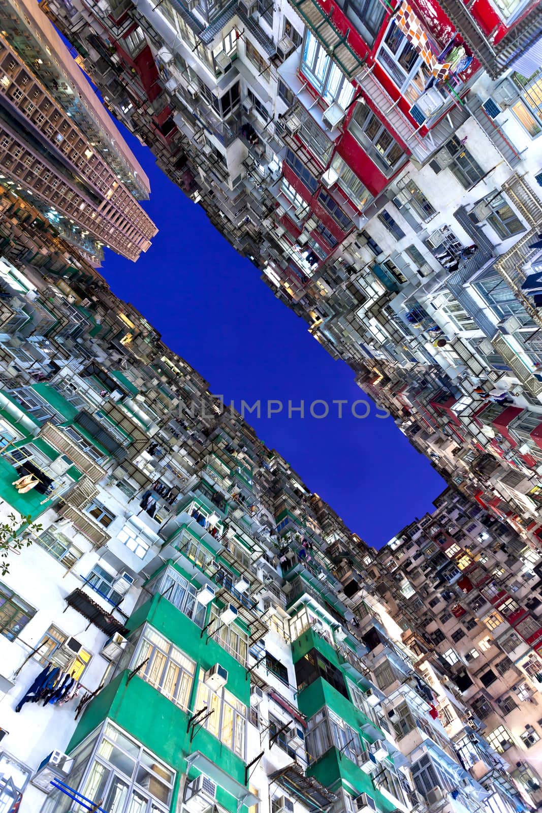 Packed urban in Hong Kong by kawing921