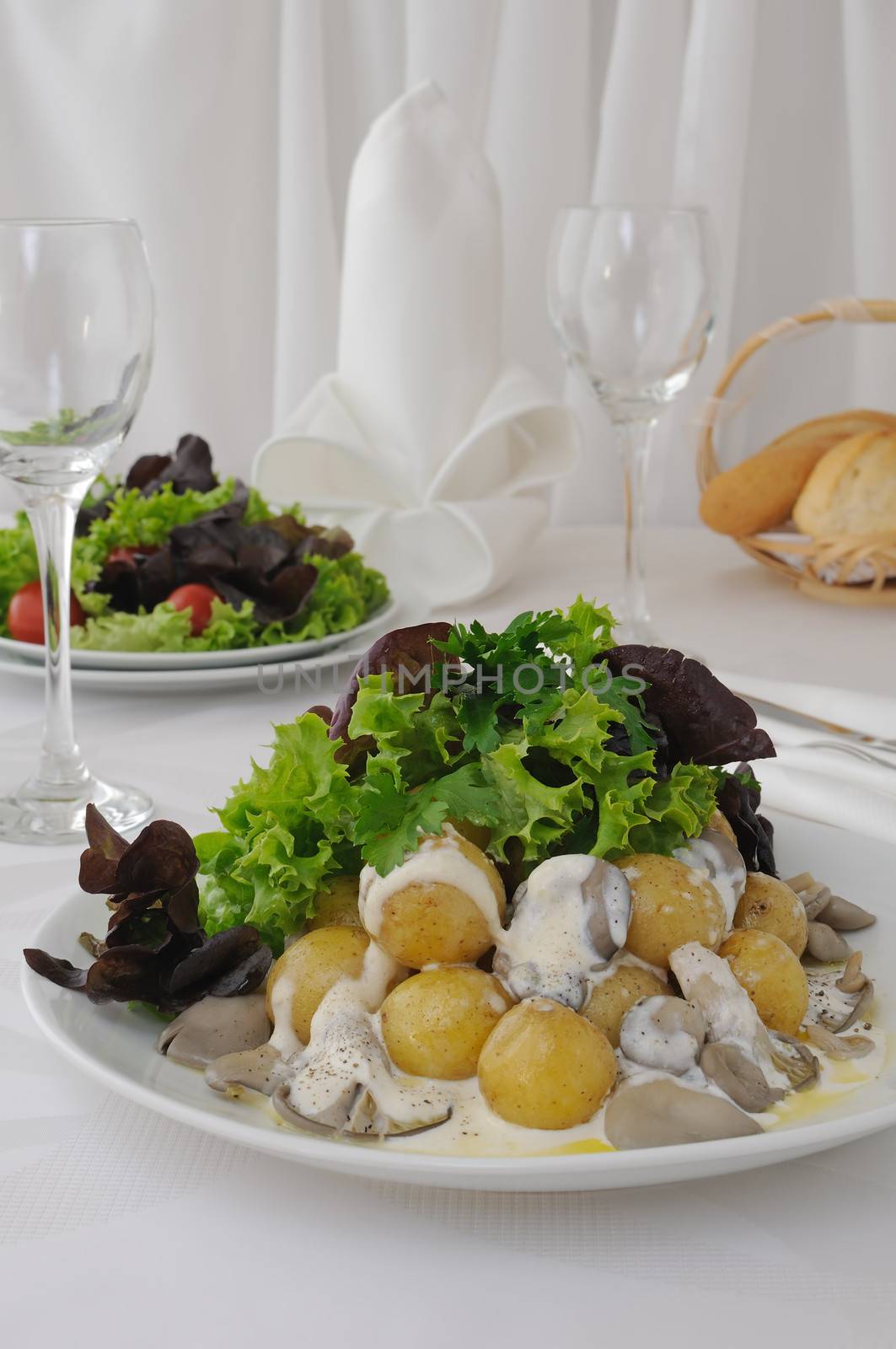  Fried potatoes with mushrooms and cream sauce in lettuce leaves