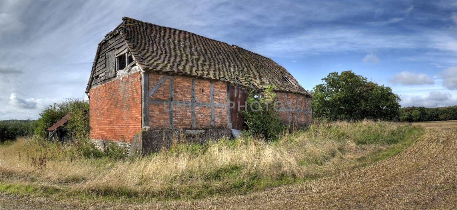 Ruined barn, England by andrewroland