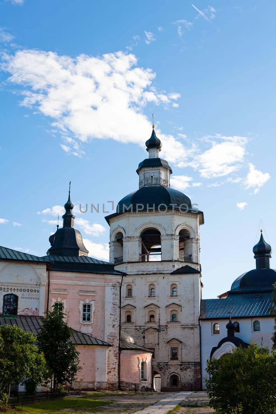 A big white tower in Kirillov abbey
