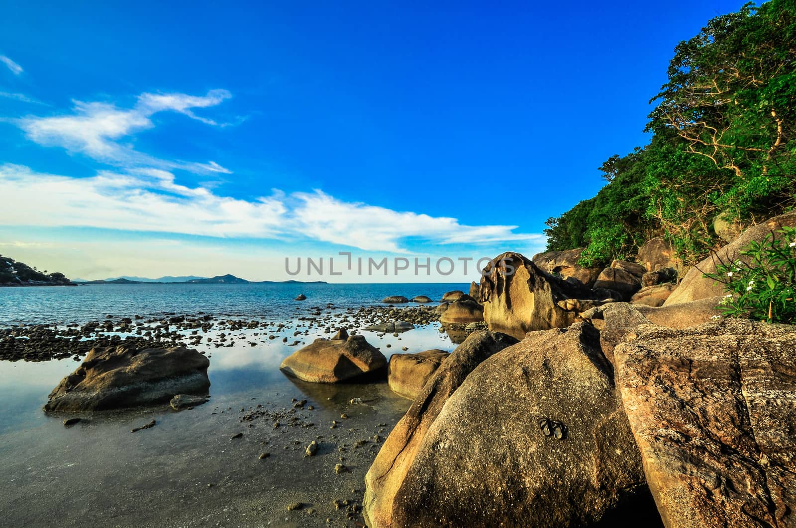 rocks panoramic tropical beach with coconut palm. Koh Samui, by weltreisendertj