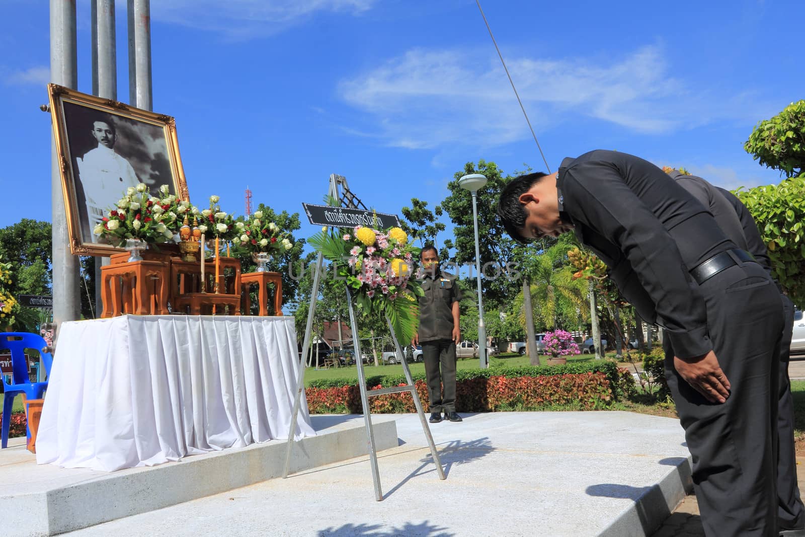 SURAT THANI, THAILAND - AUGUST 7 : Superintendent of the Amphoe Motai Police Station lay wreath to the picture of Rapee Pattanasak on Rapee Day Prince Rapee Pattanasak, the father of Thailand's modern legal system on August 7, 2013 in Surat Thani, Thailand.