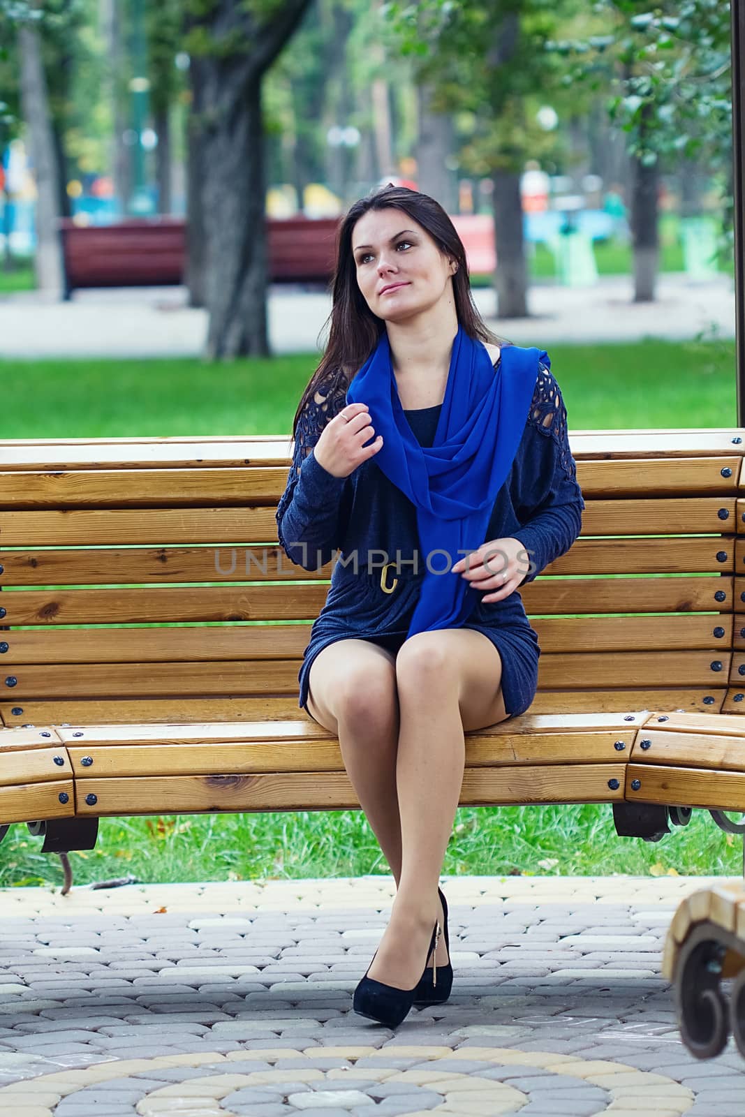 Girl sitting in the park by dedmorozz