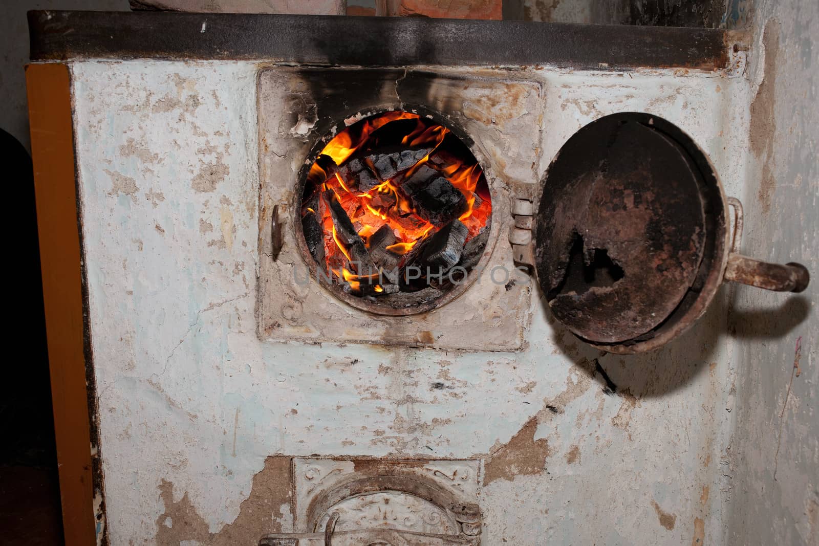 Open firebox old stove, which kindled the fire